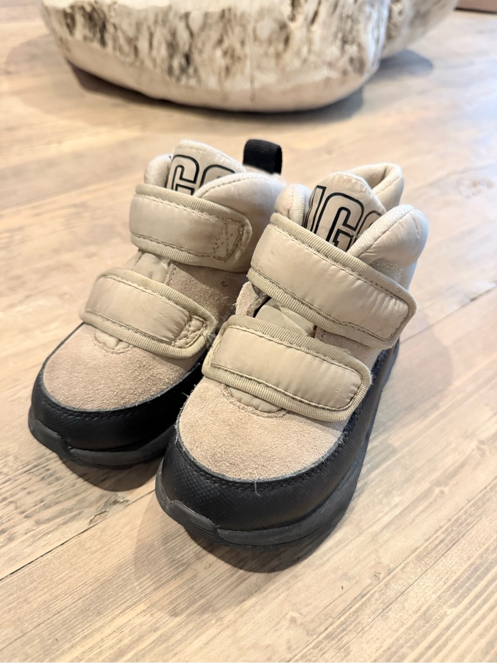 UGG Kids Yose Puffer Beige and Black boot water resistant rated -4F